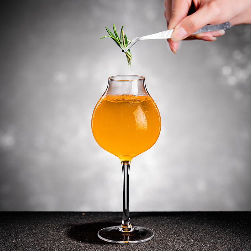 Creative whisky tasting cup, hotel commercial high appearance level tall cocktail cup, light luxury high-end spirits aroma cup Application Scenario