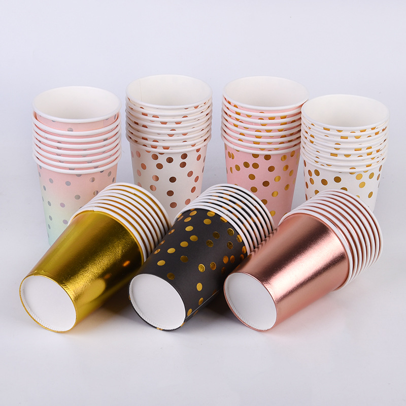 The manufacturer offers disposable, environmentally friendly and degradable gold-embossed paper cups in stock for festivals, birthdays and party beverages full figure