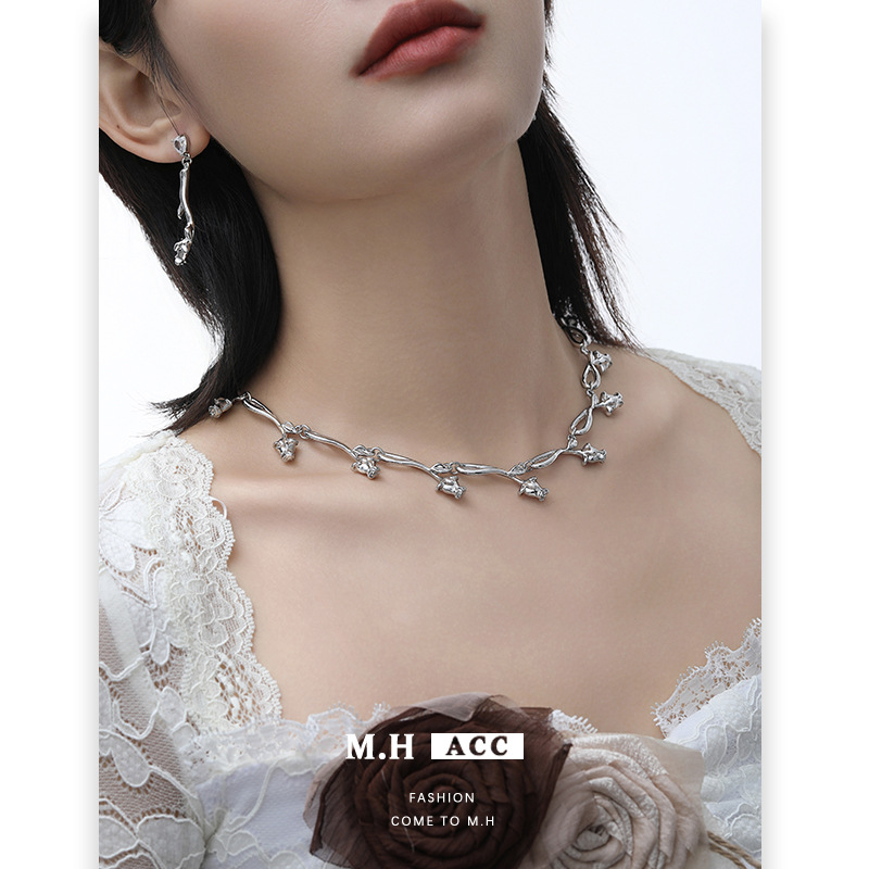 A high-end rose necklace with a cold and elegant ins style, a simple and elegant collarbone chain, a versatile lady's commuting accessory full figure