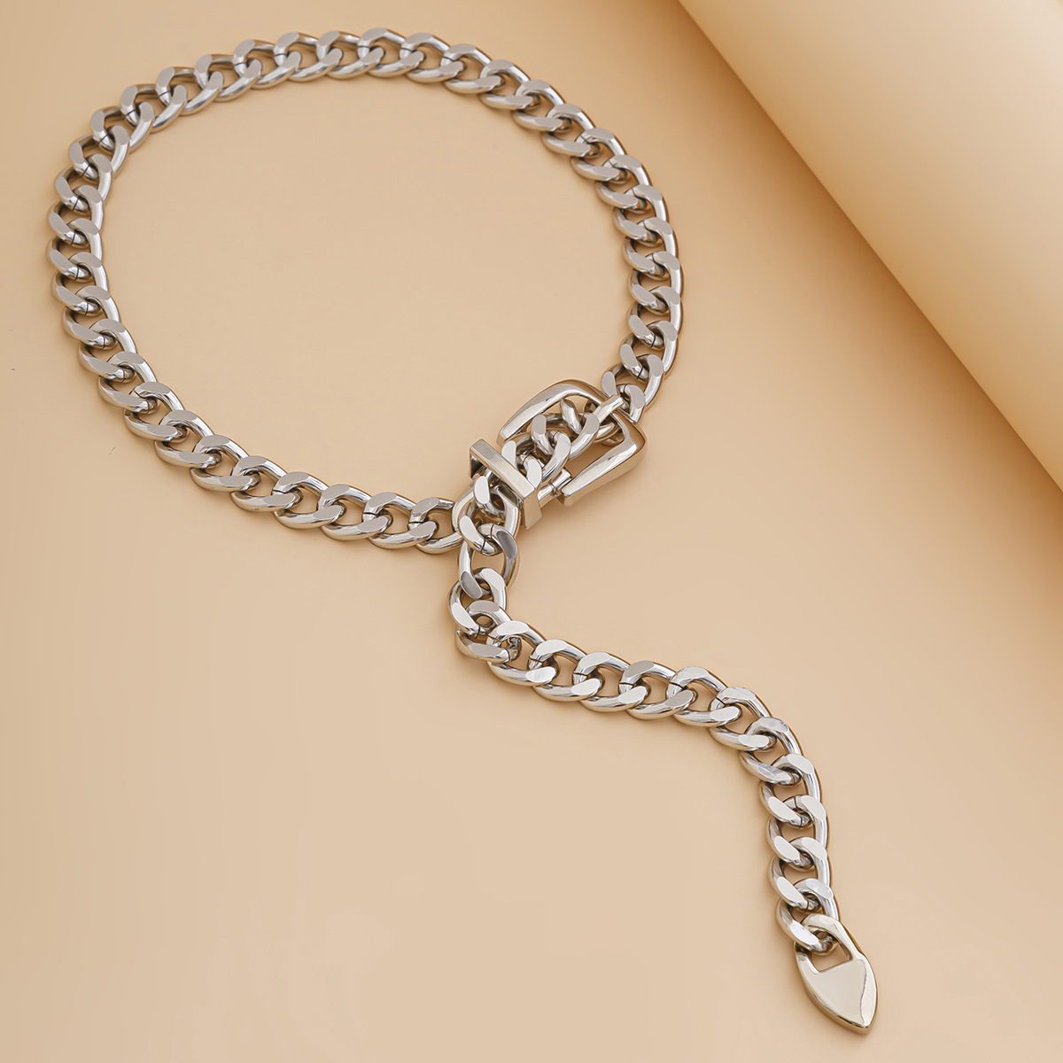 European and American cross-border jewelry, fashionable belt buckle aluminum ground chain necklace, simple geometric alloy collarbone chain Application Scenario