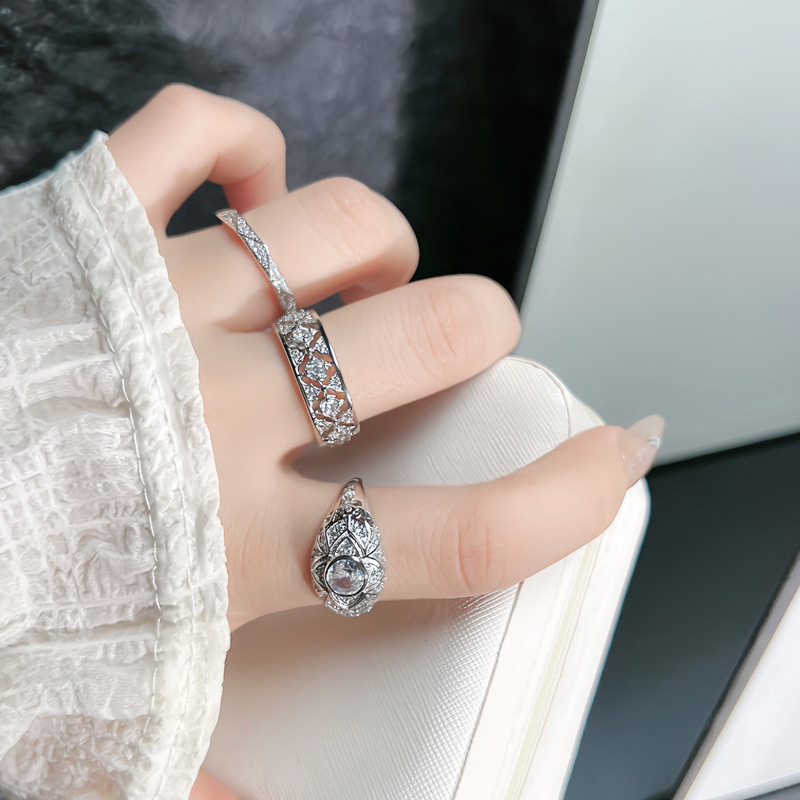 The new Starlight Mid-style, niche and high-end four-leaf clover fashion open ring is an exquisite and cold style ring on Instagram full figure
