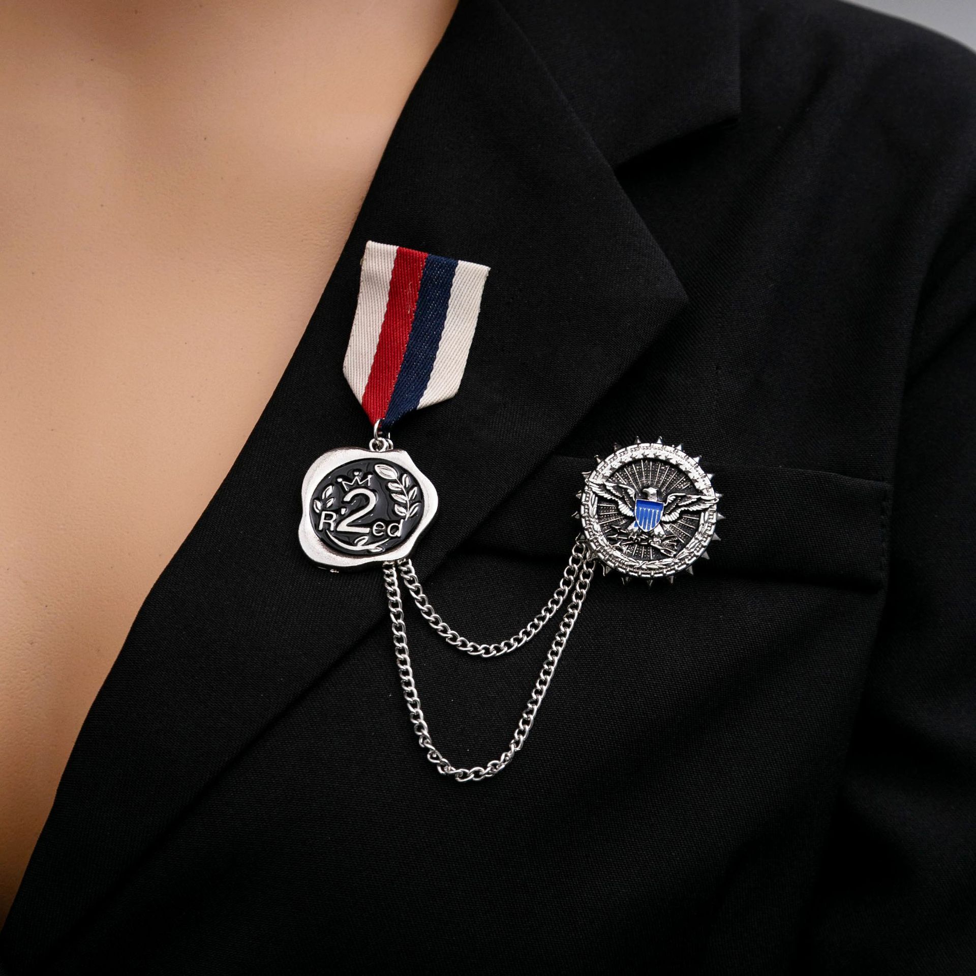 British-style retro medal, double-tassel chain brooch, personalized geometric round suit accessory brooch wholesale Application Scenario