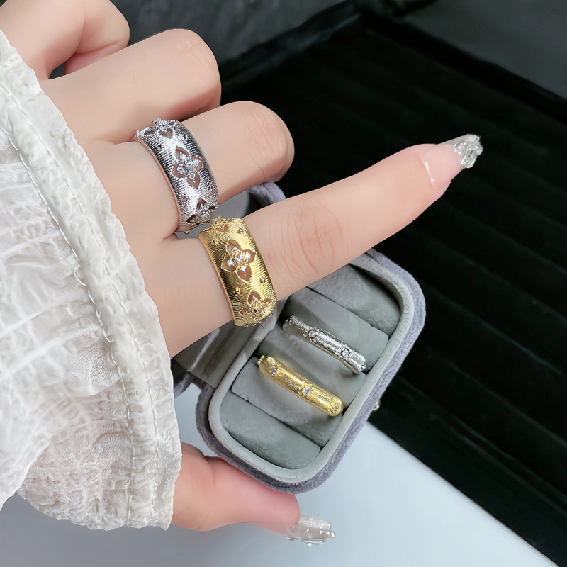 A new Chinese-style retro, exquisite and luxurious brushed four-leaf clover ring with a simple and elegant touch for women. It's a versatile food ring full figure
