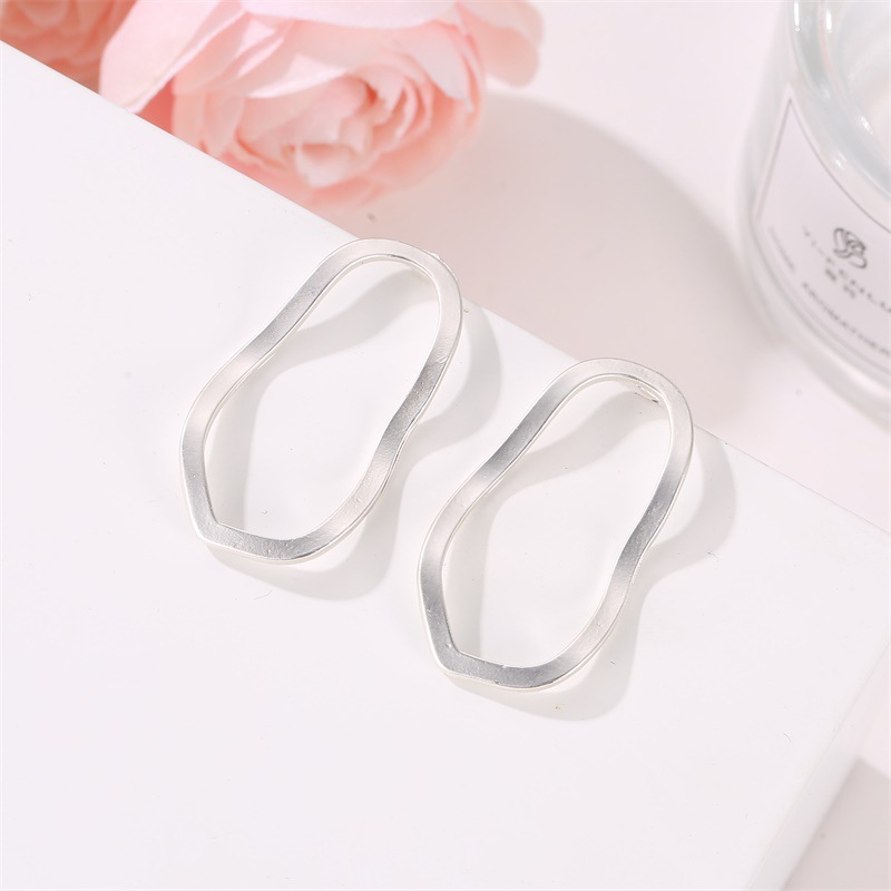 European and American ins geometric irregular earrings, fashionable and elegant, hollowed-out twisted round stud earrings, cross-border best-selling earrings trend Specification drawing