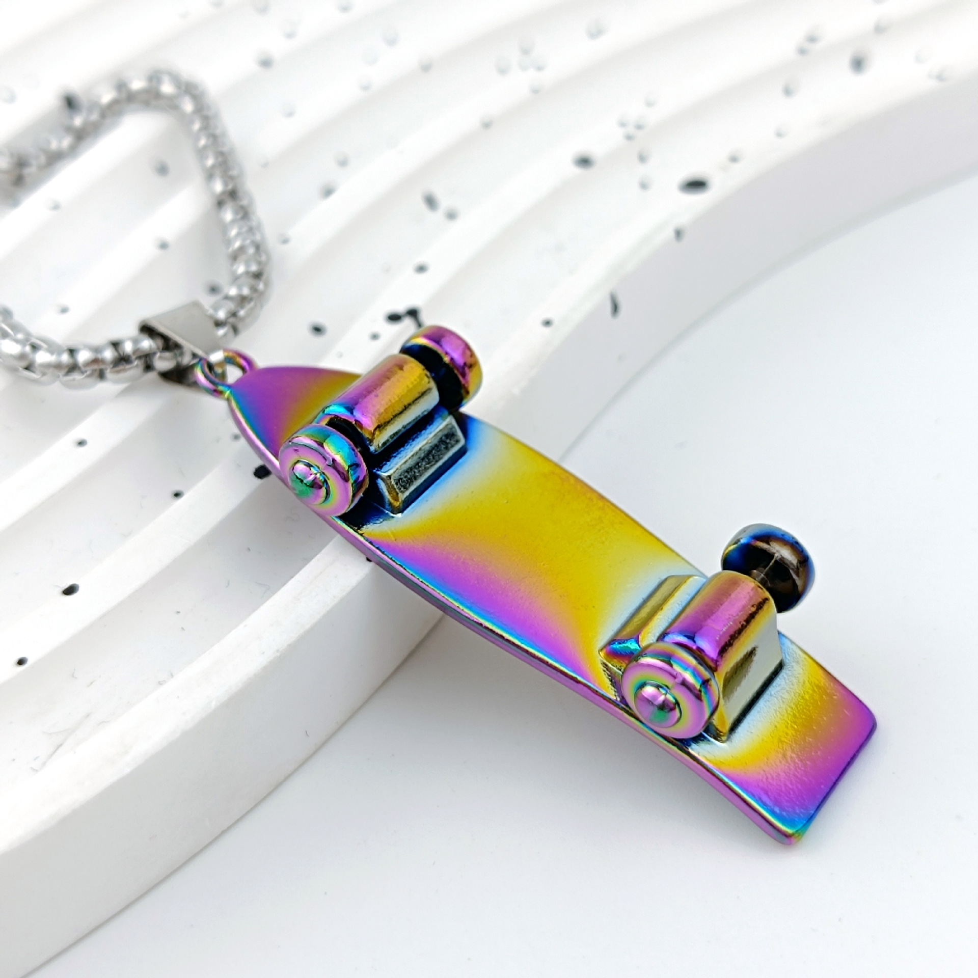 Cross-border fashion colorful skateboard necklace, Instagram trendy Internet celebrity, European and American hiphop street personality sweater chain pendant Application Scenario