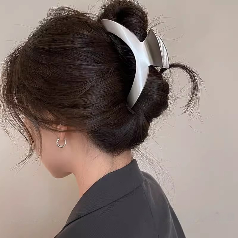 Minimalist metal arc-shaped hair clip, high-end and exquisite new spring and summer hair clip, women's shark clip at the back of the head details Picture