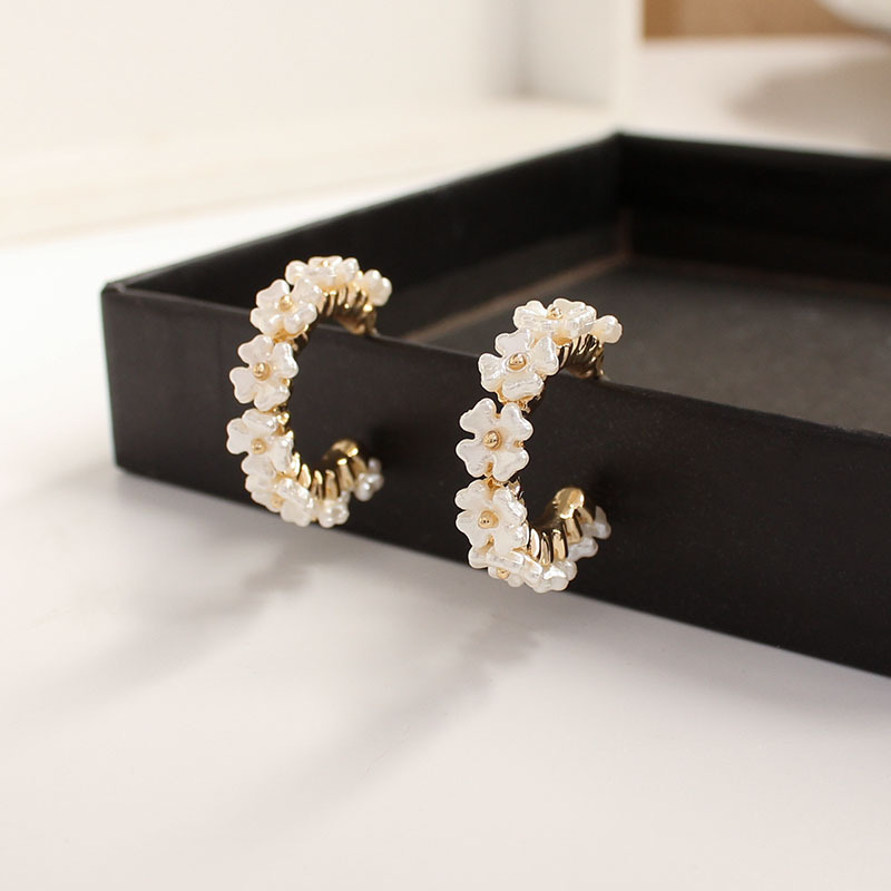 Gentle in the human world, C-shaped semi-circular flower ear studs, shell luster, elegant Japanese style, sweet and elegant earrings and ear clips Specification drawing