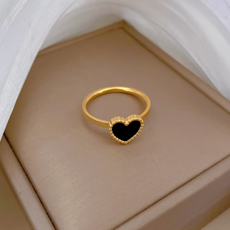 【 Non-Fading 】 Black and white heart-shaped titanium steel cold style dance ring for men and women, trendy and simple food rings on Instagram Application Scenario