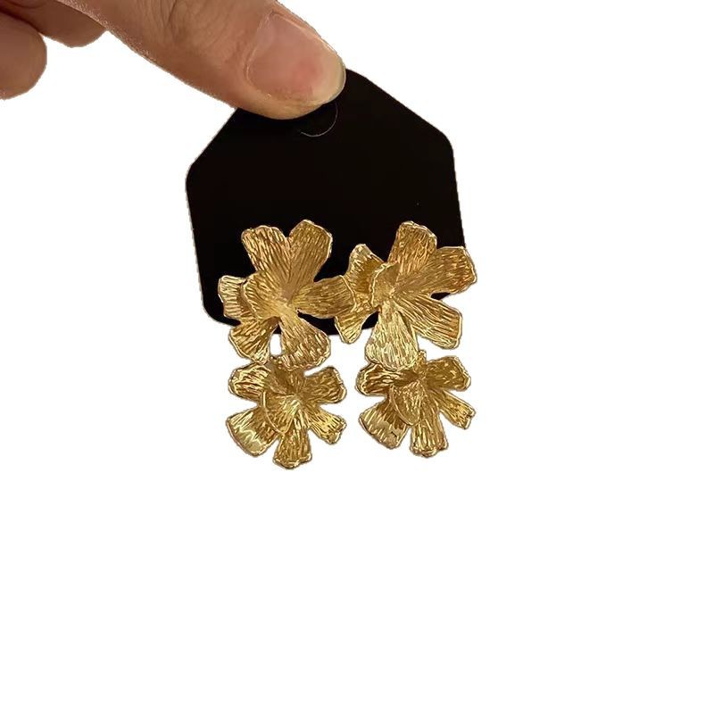 "Flowers bloom and prosperity ~ Retro and unique golden flower earrings, gentle and elegant, niche stud earrings, simple and Instagram influencer earrings. Item Picture