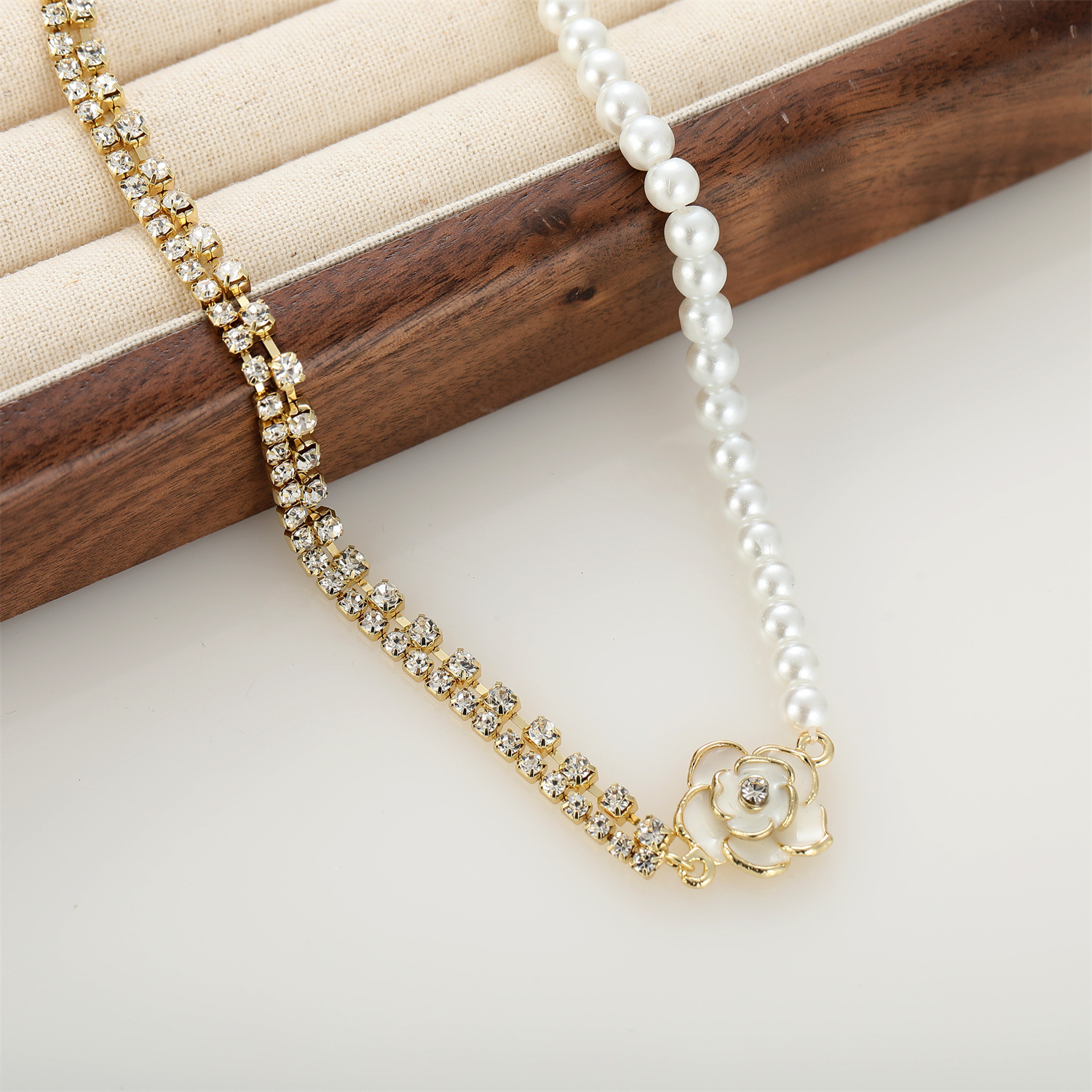 Customized new 2024 trendy pearl necklace, trendy and simple heart-shaped pendant, personalized and light luxury bow collarbone chain Application Scenario