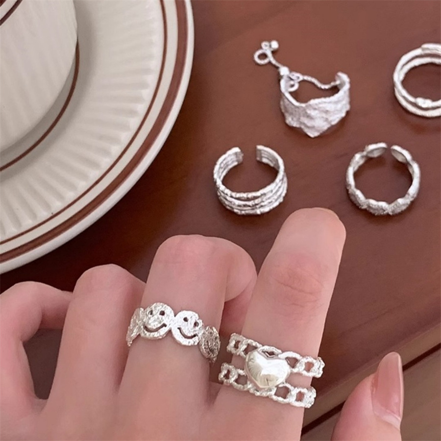 Irregular texture smiling heart ring, women's open index finger ring, cold style, simple and niche design sense ring Application Scenario