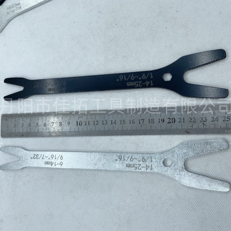 The adjustable universal wrench, 8-22mm, is a German two-end special-shaped double-head self-tightening glasses adjustable wrench Specification drawing