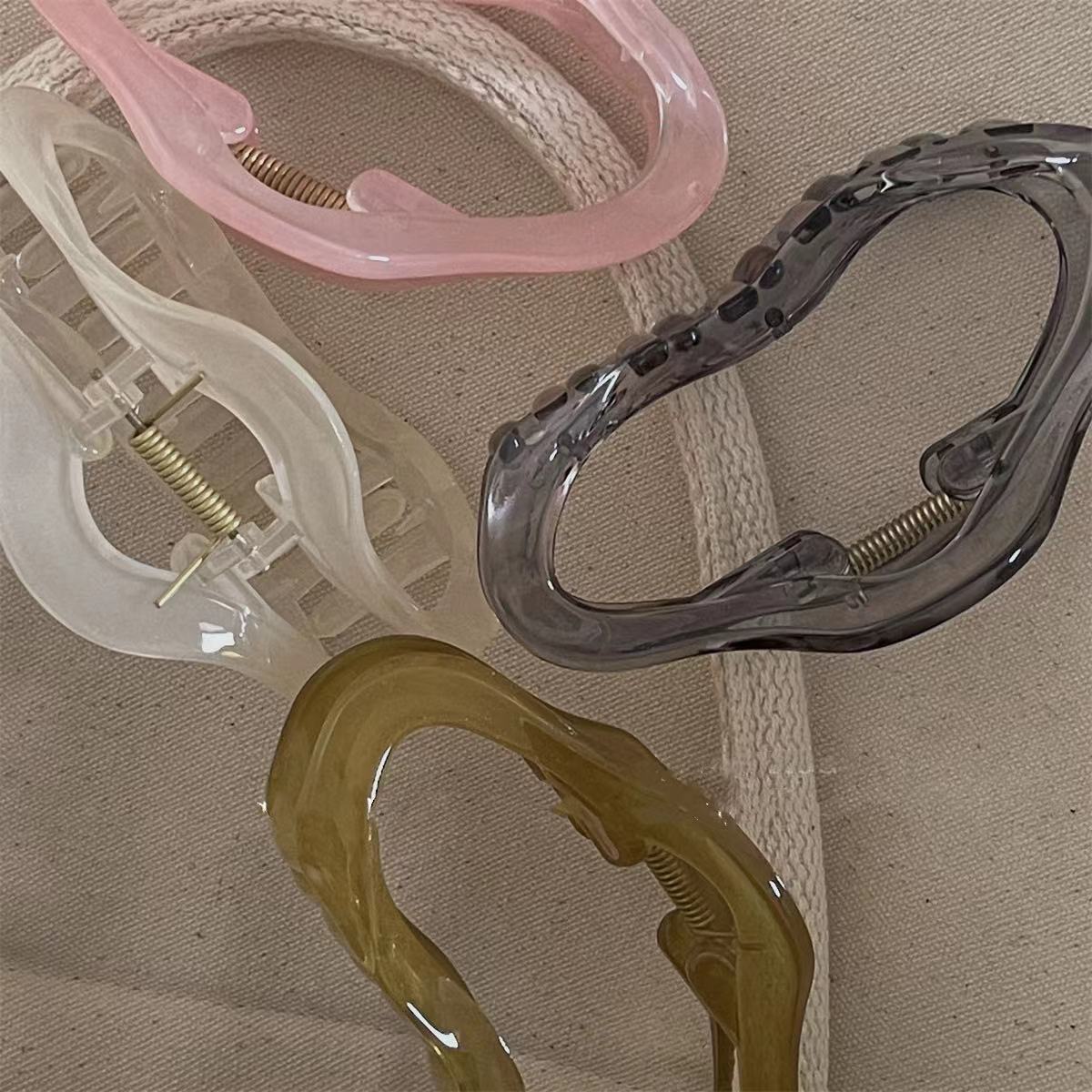 Candy-colored small cloud hair clip, popular dopamine grab clip, mini oil-dropping shark clip, new style for the back of the head Application Scenario