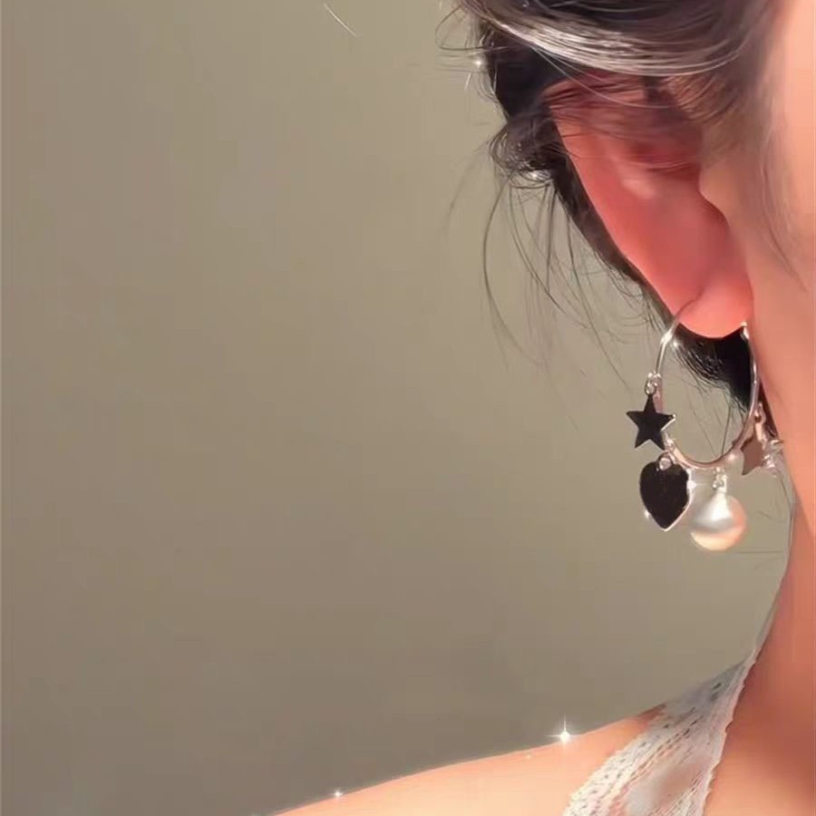 Simple and cool silver metal star-shaped heart earrings for women, a new type of niche design earrings and earrings in 2025 Application Scenario