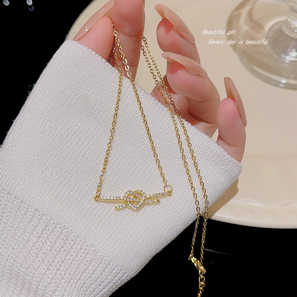 A new minimalist and versatile heart-shaped necklace for women, featuring a light luxury and niche design. It's a collarbone chain Specification drawing