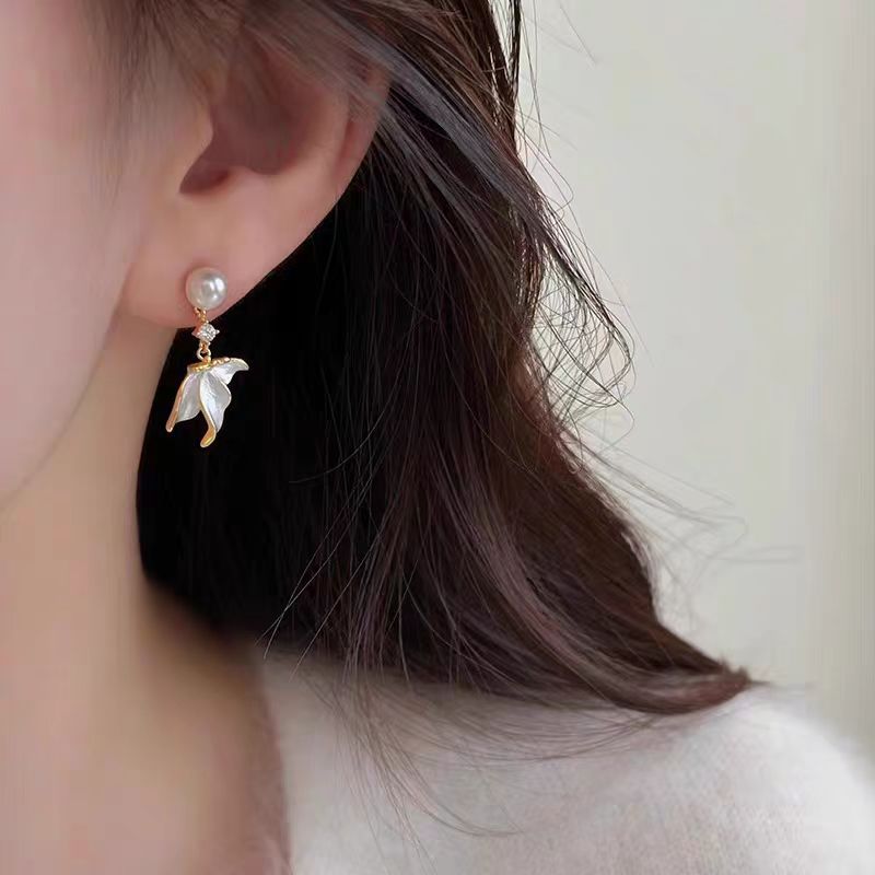 The 2025 new butterfly pearl fish tail small tassel earrings are a light luxury and niche design for women, featuring elegant stud earrings Specification drawing