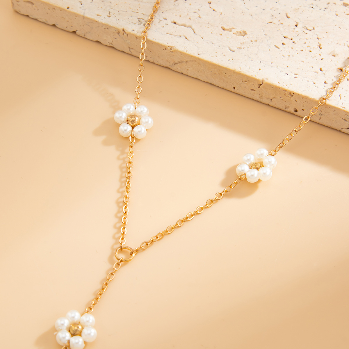 European and American cross-border jewelry: Simple diamond-encrusted crystal Y-shaped pendant necklace, creative imitation pearl small flower fine chain necklace Application Scenario