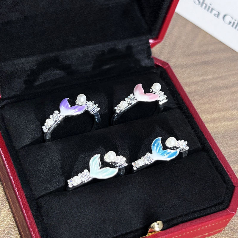 A sweet and charming dopamine-gradient fishtail ring with an ethereal ocean style, exquisite pearl setting, and a unique and elegant index finger ring Application Scenario