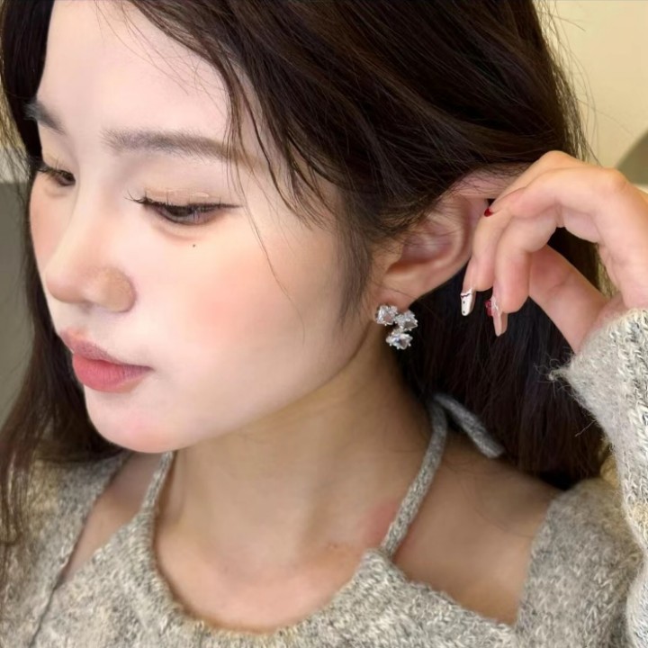 This is a minimalist and niche design from Europe and America, with exaggerated ins zirconium-inlaid super glittering square opal stones. It's the same style of sugar stud earrings and earrings as the blogger Specification drawing