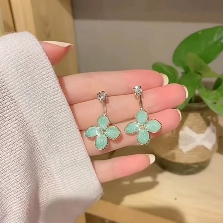 "Cheer up, Fairy! A pair of green four-petal flower stud earrings for women, featuring a simple and stylish Japanese and Korean style. Specification drawing