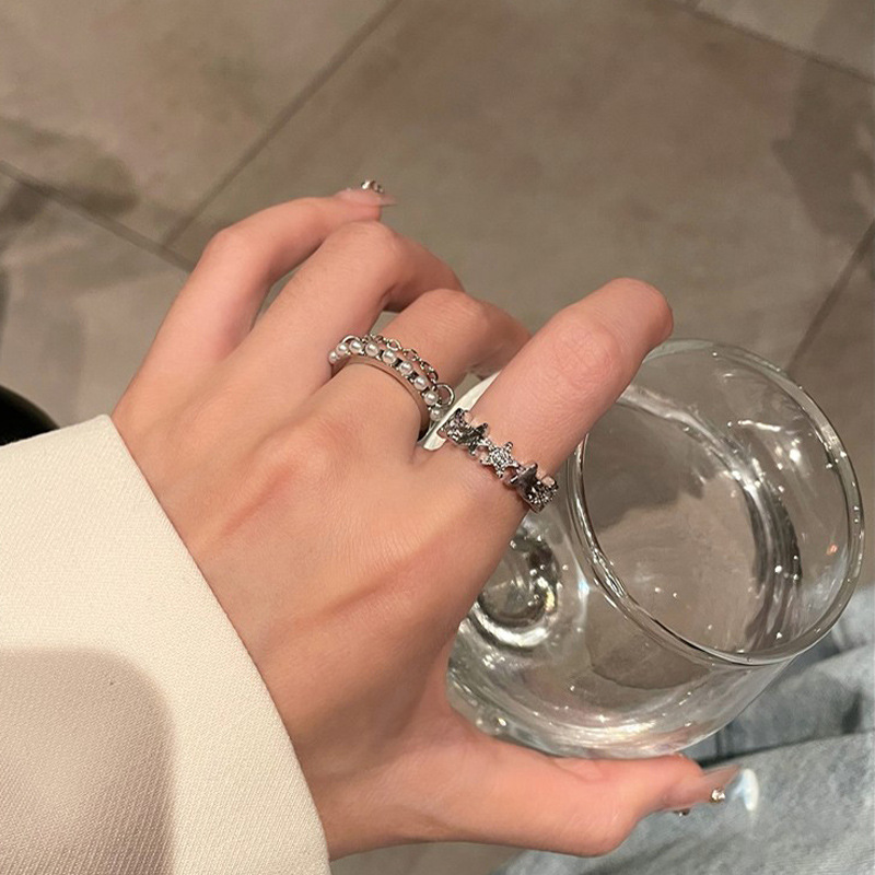 The new pearl ring with a light luxury and high-end feel features a trendy and niche design. The star-shaped open-top ring is simple, individual and versatile full figure