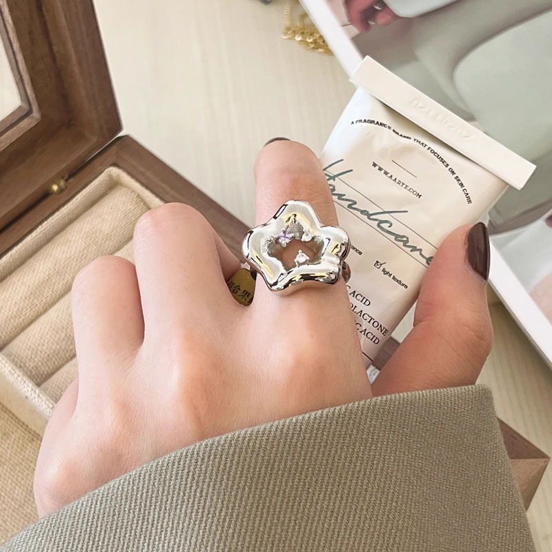 Exaggerated and unique sweet and cool style flower opening ring, women's niche design sense, ins cold style fashionable and versatile ring Application Scenario
