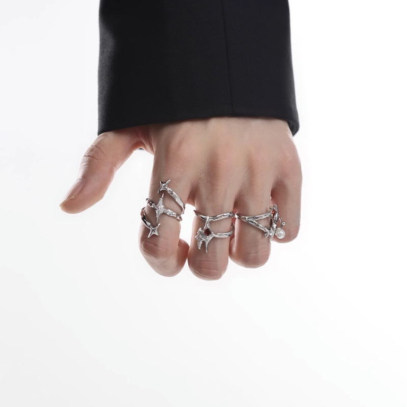 Irregular double-layer hollowed-out starburst opening ring, gender-neutral punk, cool, high-end, personalized and fashionable food ring Application Scenario