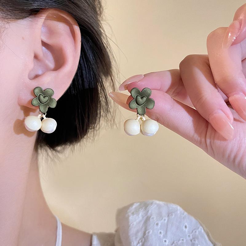 S925 Silver Needle Fresh and Delicate heart-shaped flower Earrings for women, sweet and versatile pearl stud earrings wholesale details Picture