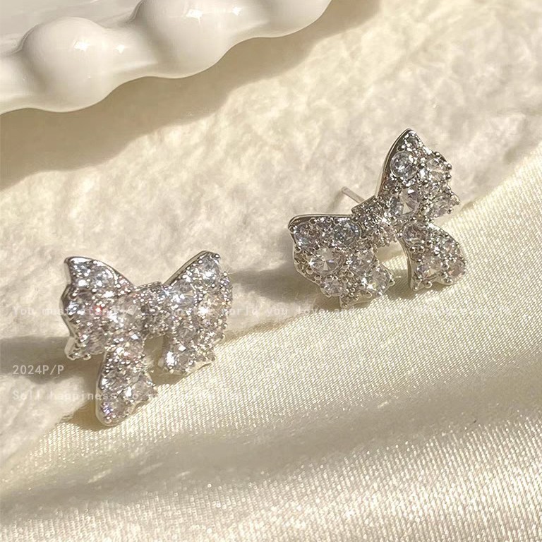 Korean drama female lead ~ Cold and cool diamond bow stud earrings, niche design, high-end earrings, light luxury and fashionable earrings for women Application Scenario