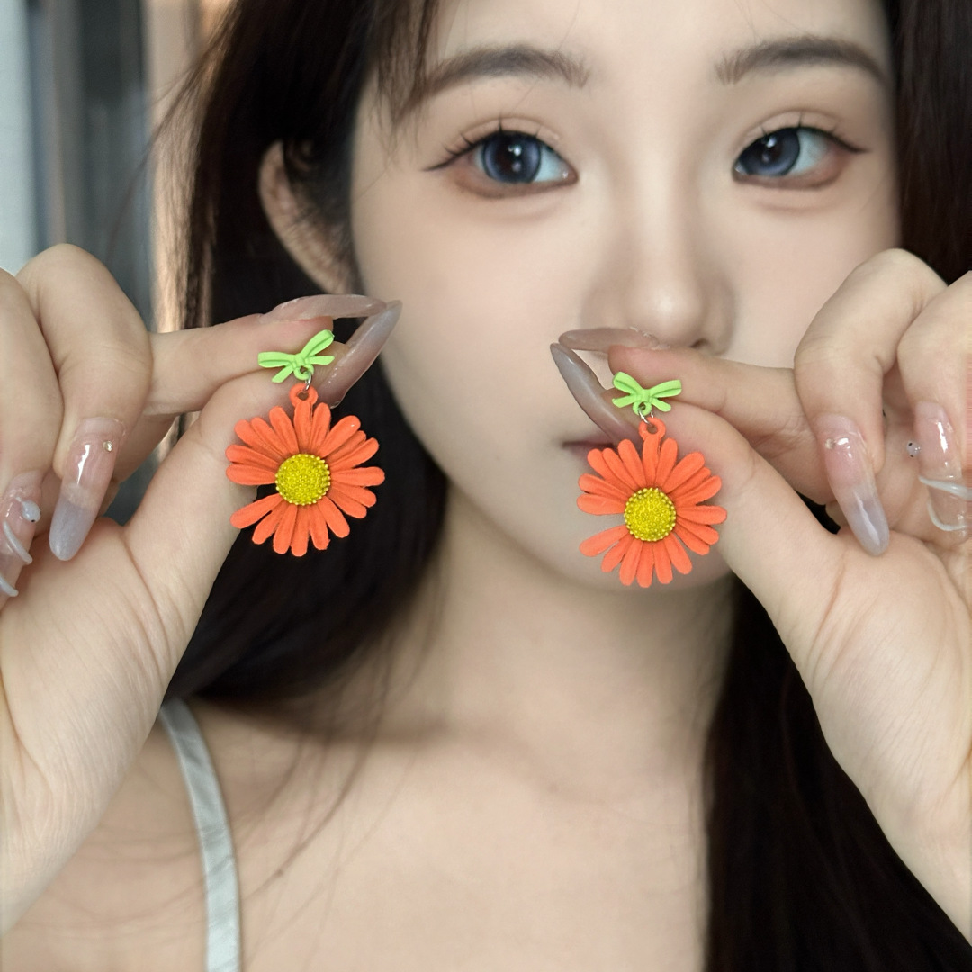 The fresh and elegant Daisy earrings, a super feminine charm, are the latest Korean earrings from 2025. They are trendy, versatile, simple and personalized full figure
