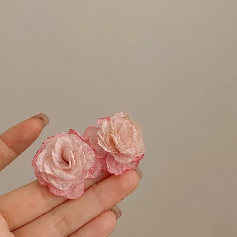 French romantic pink chiffon flower stud earrings for women, Instagram-chic, retro and socialite vacation style new earrings details Picture