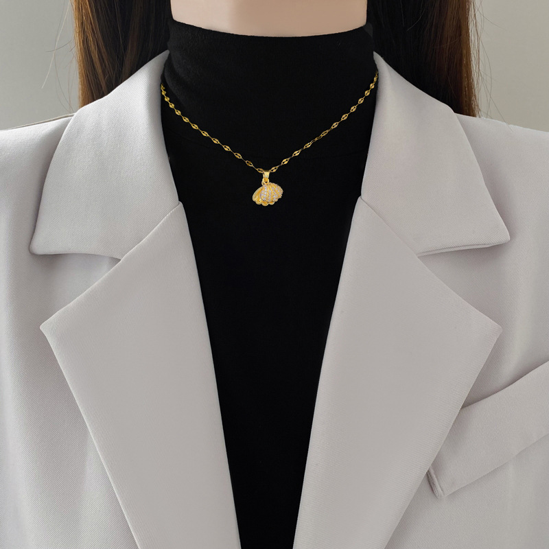 【 Titanium Steel 】 Shell pearl necklace for women, fashionable and fresh collarbone chain, slightly inlaid zircon, simple couple collarbone details Picture
