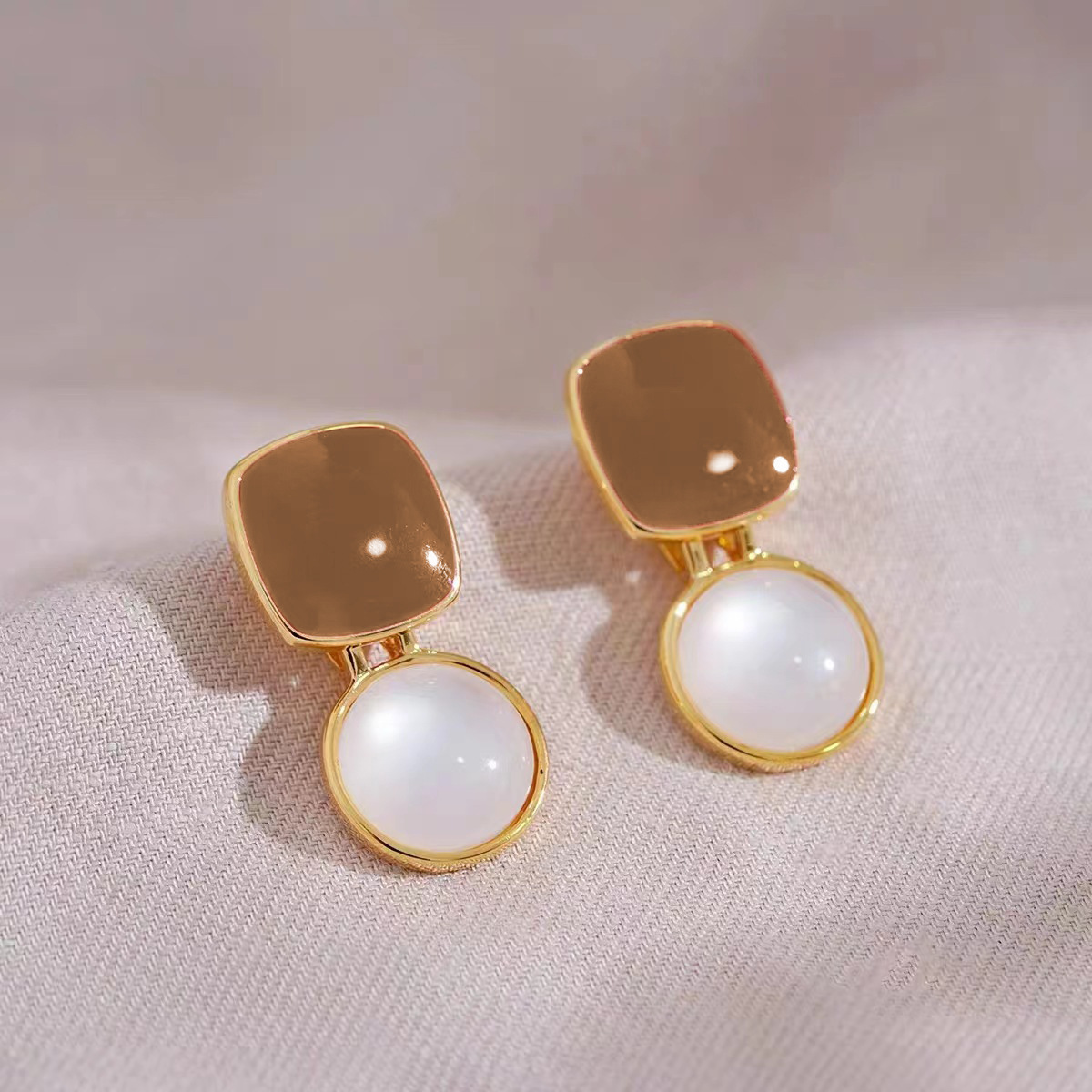 Maillard color series ~ Milk coffee geometric earrings for women on Instagram, trendy French retro style, simple and niche design sense Specification drawing