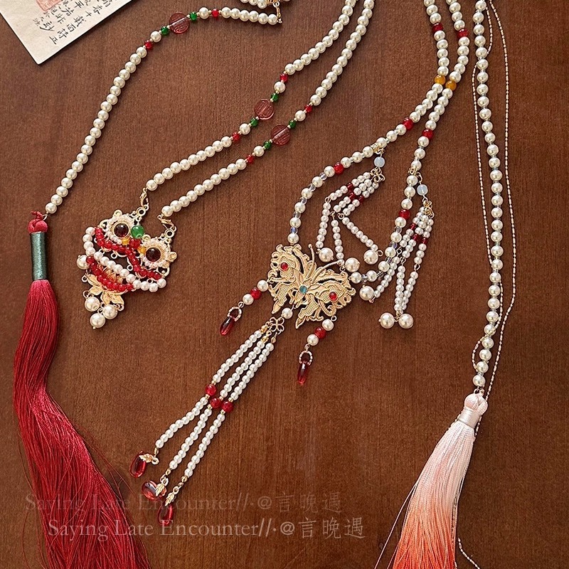 "Feng Lai Yi" Traditional Chinese style red lion and butterfly necklace, autumn and winter Hanfu cheongsam, horse face skirt, back cloud tassel accessory details Picture