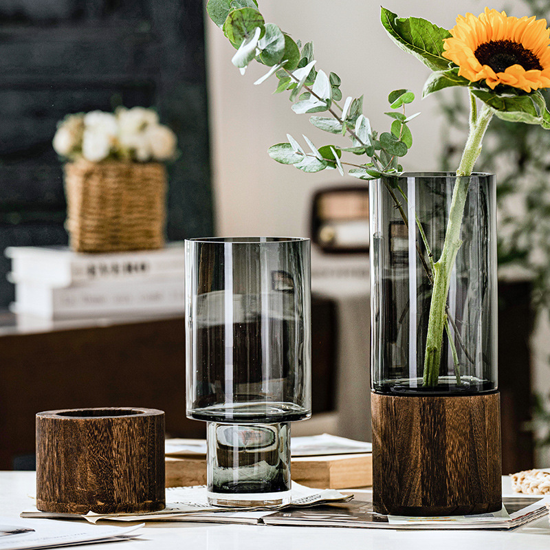 A Nordic light luxury glass vase with a wooden base and water-grown roses, a creative flower arrangement for decorating dining tables and living rooms full figure