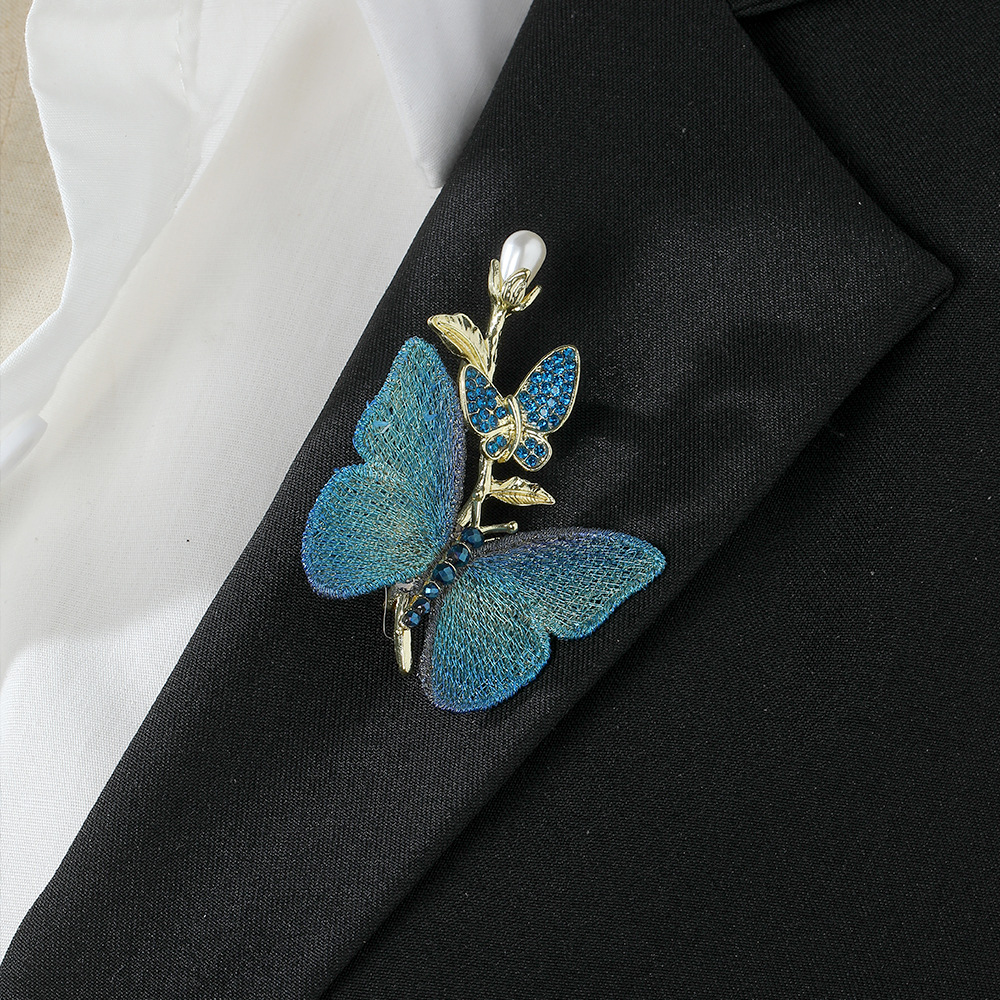 New Chinese-style elegant purple-blue butterfly pearl brooch, women's national trend ancient style light luxury high-end fashionable and elegant brooch Application Scenario