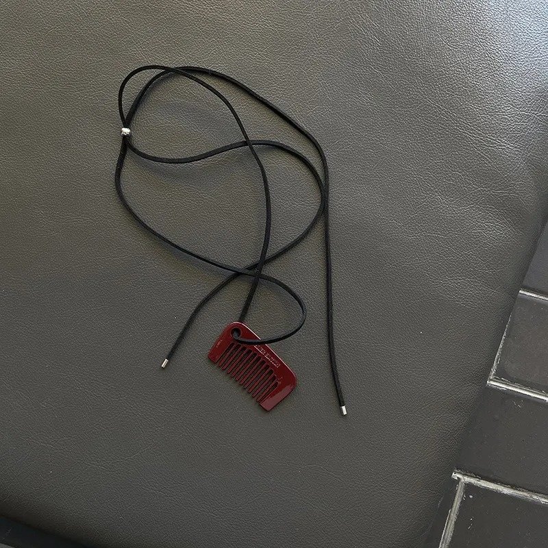 A Korean blogger's small comb necklace, long pendant, black and Burgundy sweater chain, a trendy accessory, is a niche design for women Application Scenario