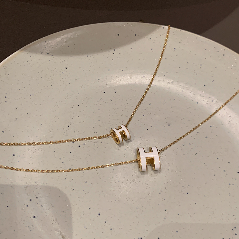 A light luxury H-letter pendant necklace with a French niche design for women, a versatile collarbone chain for summer, and an ins style details Picture