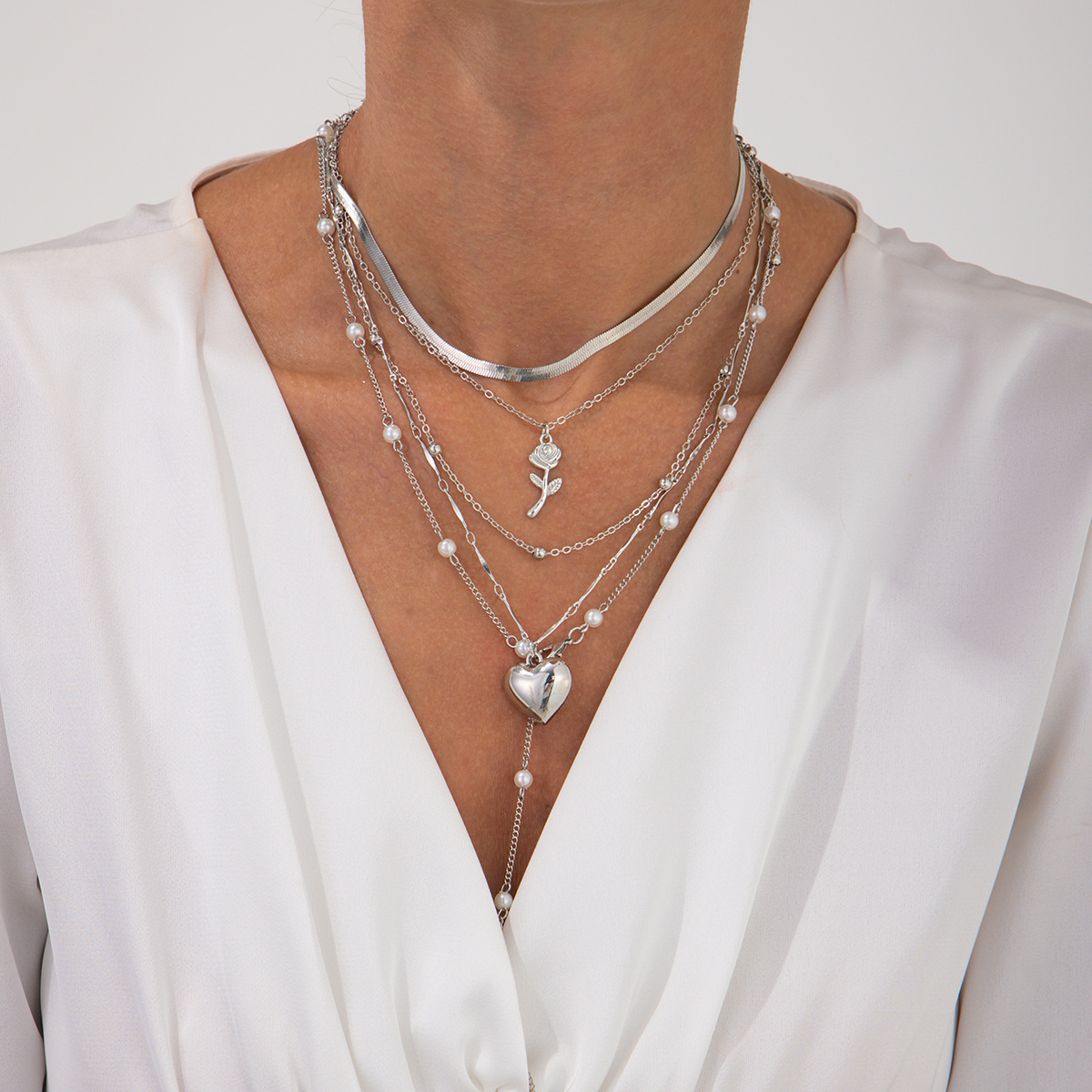 European and American cross-border simple rose heart pendant necklace, sweet and cool style imitation pearl tassel snake bone chain necklace details Picture