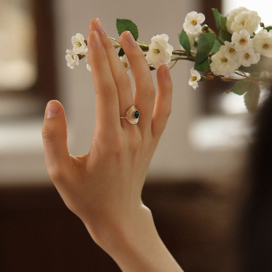 Emerald straw hat ring for women, French retro light luxury zircon ring, niche design, high-end index finger ring Application Scenario