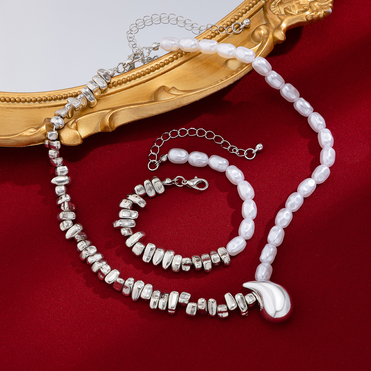 Irregular CCB imitation pearl set necklace from Europe and America, geometric alloy comma collarbone necklace Specification drawing