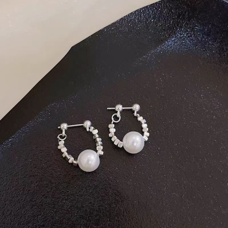 ins Elegant Style ~ Silver Pearl Earrings 2025 New Niche design High-end stud earrings, elegant and light luxury earrings Application Scenario