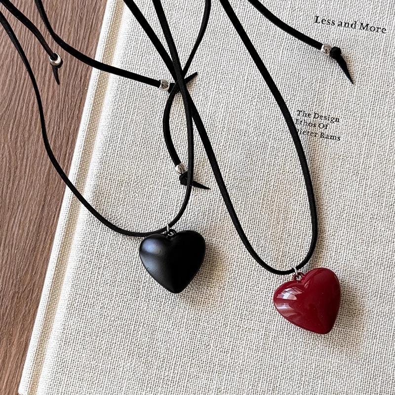 Korean black heart-shaped adjustable leather rope long necklace, women's red retro style accessory sweater chain details Picture
