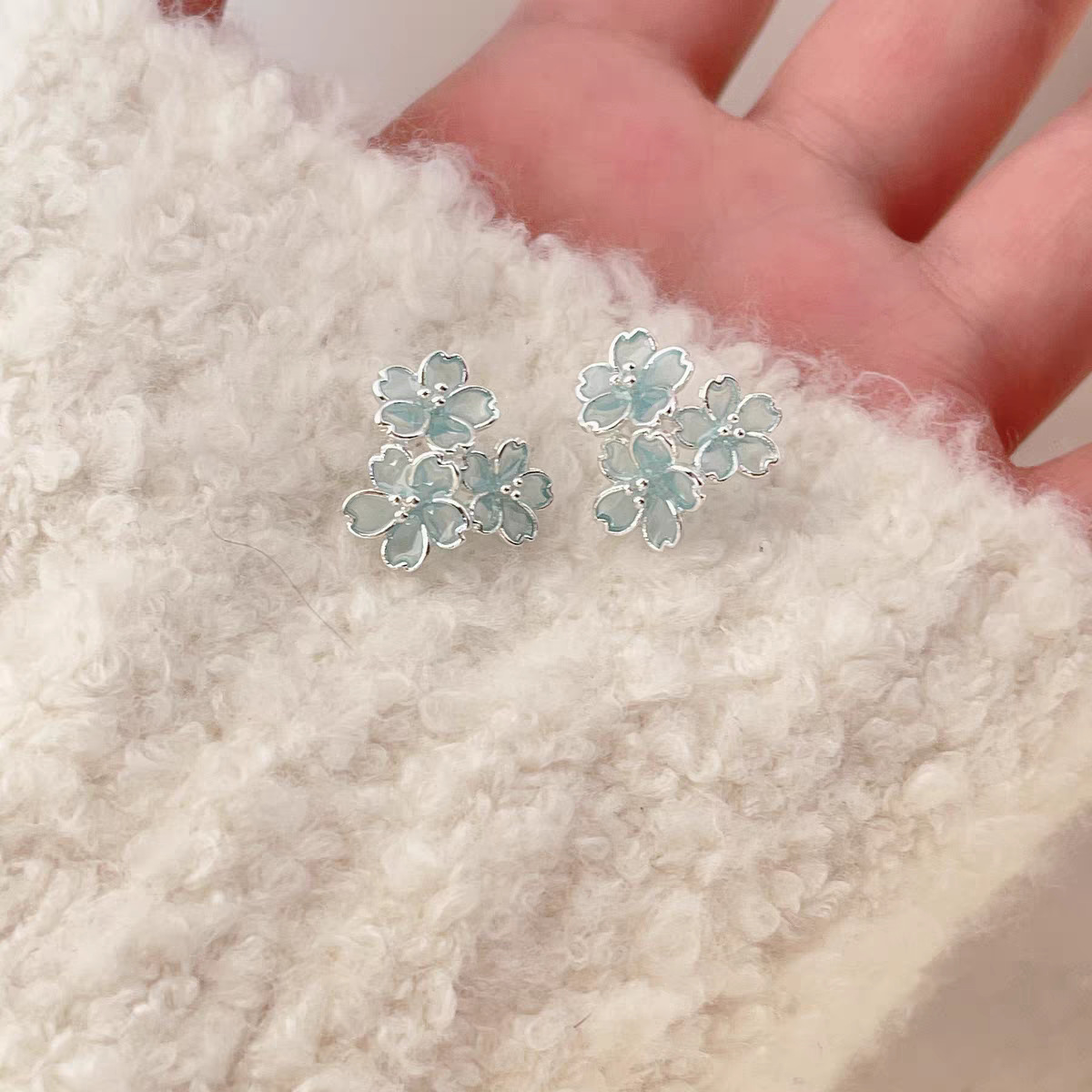 Icelandic flowers - Light and transparent blue and pink earrings, feminine charm, niche design sense, flower stud earrings, exquisite and high-end earrings Application Scenario