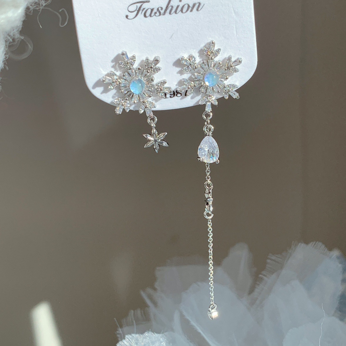 Asymmetrical snowflake zircon tassel earrings, simple and long earrings in a cold and aloof style for women, exquisite stud earrings, and high-end earrings Specification drawing