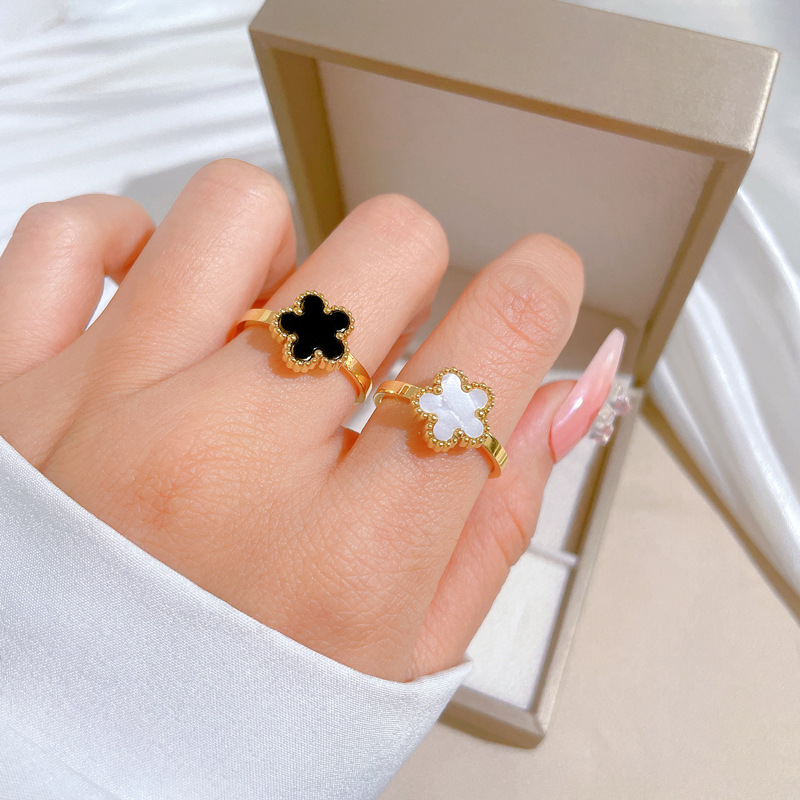 【 Non-fading 】 Black and white flower titanium steel cold style dance ring for men and women, trendy and simple food rings on Instagram full figure