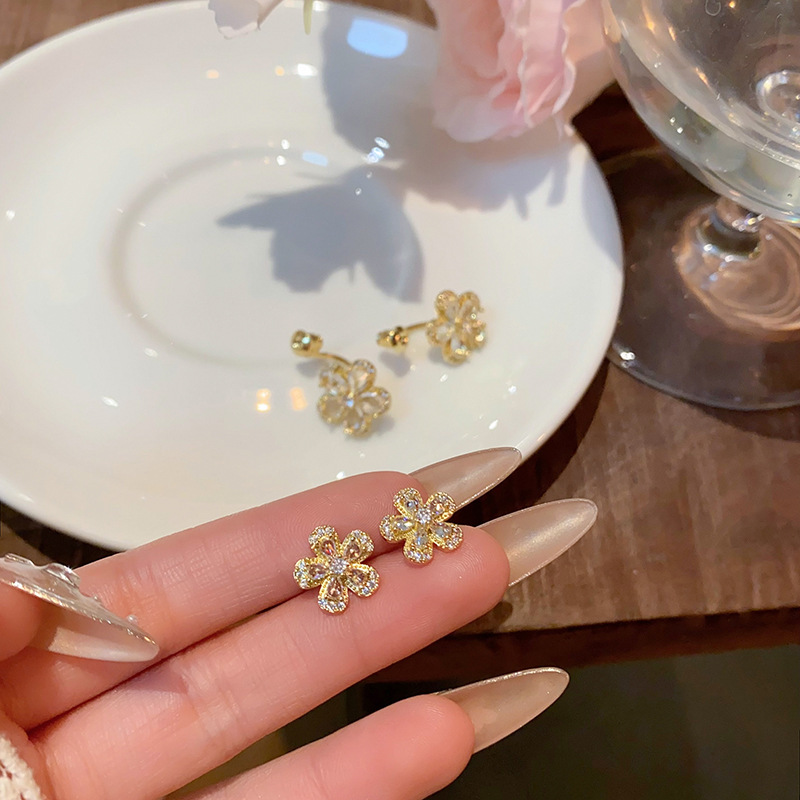 Exquisite micro-inlaid zircon flower earrings for women, light luxury, niche, versatile, elegant and high-end style, back-hanging stud earrings Specification drawing
