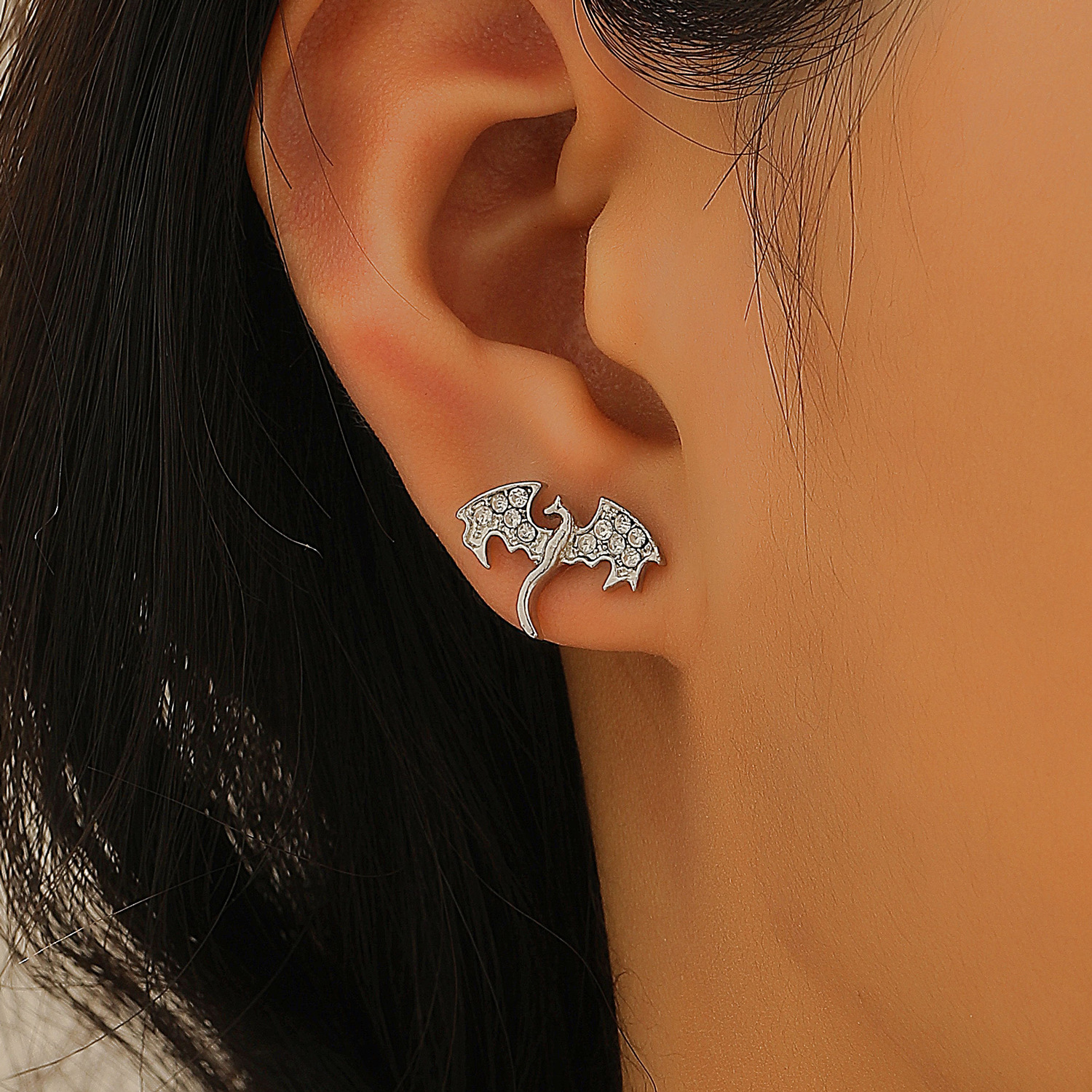 Best-selling cross-border accessories from Europe and America on Amazon: Dragon ear buckle earrings, diamond-encrusted dragon ear studs, punk personality earrings for women Specification drawing