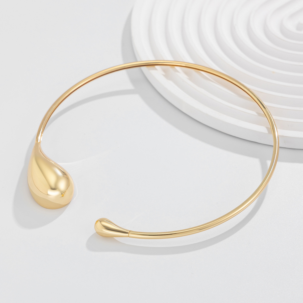 European and American cross-border jewelry, fashionable teardrop-shaped alloy necklace, simple and hot girl choker open shiny collar Application Scenario