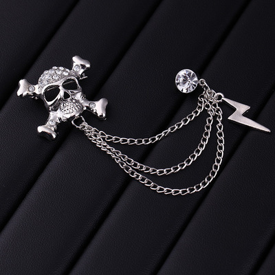 A popular cross-border bestseller from Europe and America, featuring an exaggerated and unique retro lightning chain with full diamonds and a skull brooch as a Halloween accessory Application Scenario